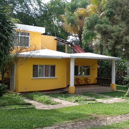 Casa Veronica A 2 Kilometros Del Irtra Retalhuleu Exteriör bild