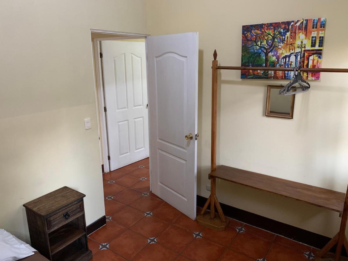 Casa Veronica A 2 Kilometros Del Irtra Retalhuleu Exteriör bild